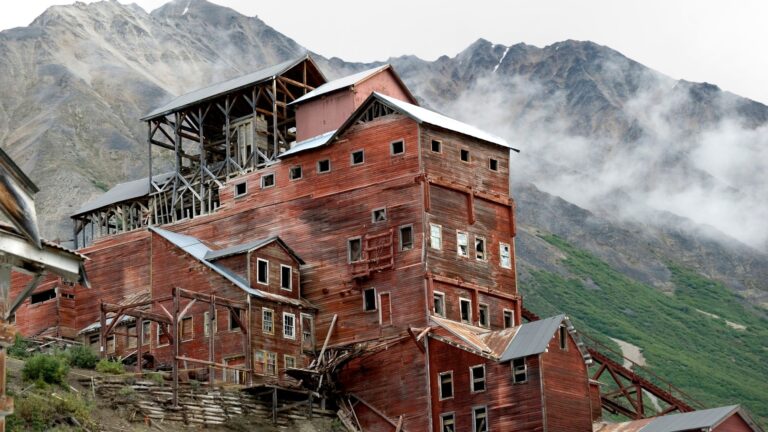 15 Eerie Ghost Towns in the USA You Can Still Visit